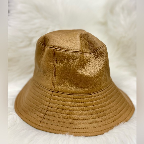 CLYDE
Lambskin Ebi Bucket Hat in Honey
CA$ 401.89 - Picture 5 of 5